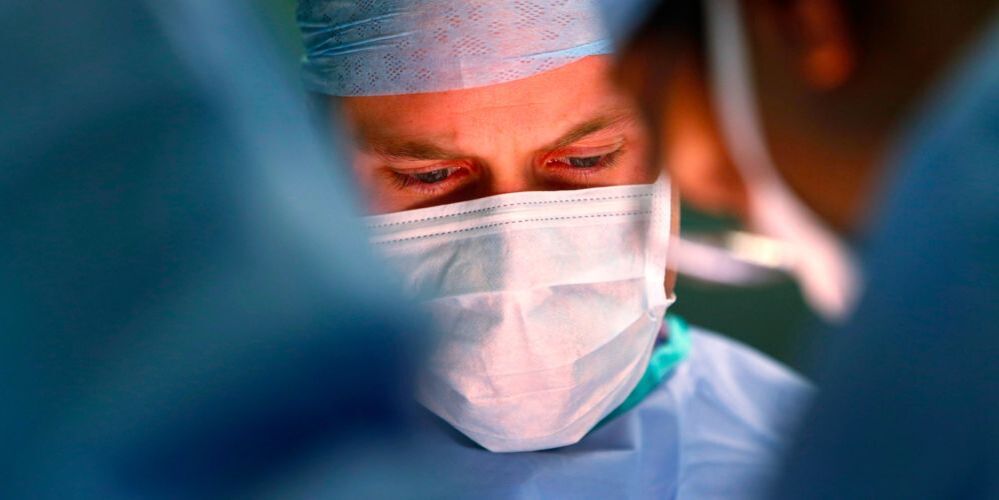 хирург проводит операцию по увеличению полового члена